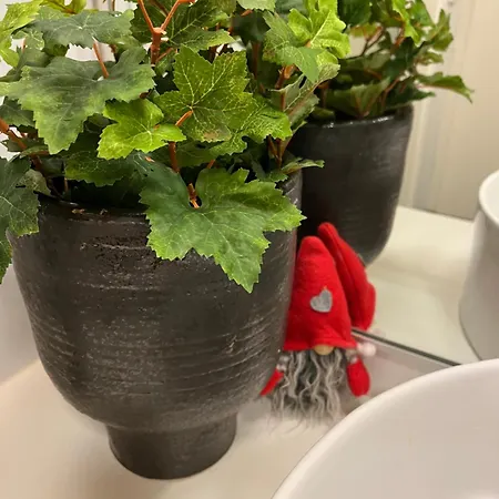 Bohemian Luxury With Private Sauna, Own Carparking, 3 Km From Airport