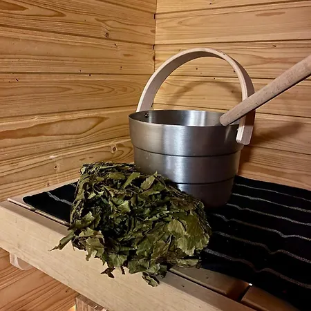 Bohemian Luxury With Private Sauna, Own Carparking, 3 Km From Airport