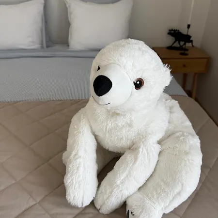 Bohemian Luxury With Private Sauna, Own Carparking, 3 Km From Airport דירה *