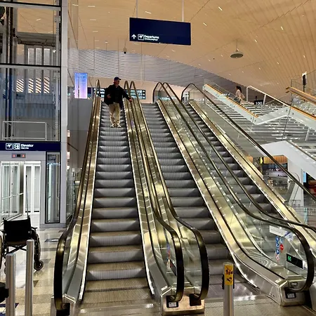 Bohemian Luxury With Private Sauna, Own Carparking, 3 Km From Airport Daire *