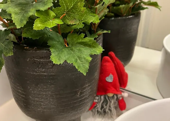 Bohemian Luxury With Private Sauna, Own Carparking, 3 Km From Airport