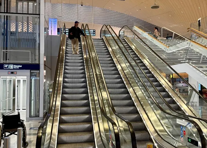 Bohemian Luxury With Private Sauna, Own Carparking, 3 Km From Airport Appartamento *